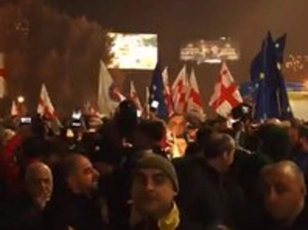 Полицейский спецназ применил водомет против протестующих в Тбилиси, чтобы вытеснить участников акции протеста на площадь перед парламентом