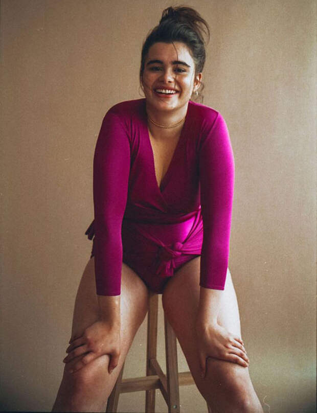Модель размера плюс Barbie Ferreira позирует для проекта All Woman Project.