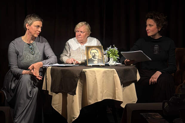 Сцена из спектакля «Три»