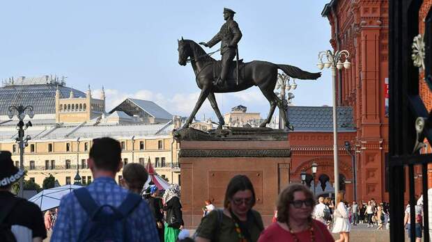 Две женщины осквернили памятник Жукову на Манежной площади в Москве