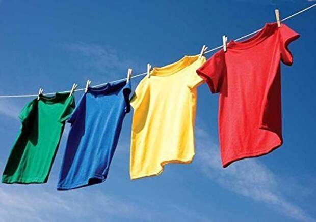 Сушка одежды на солнце также может помочь в борьбе с порчей одежды. /Фото: all4women.co.za