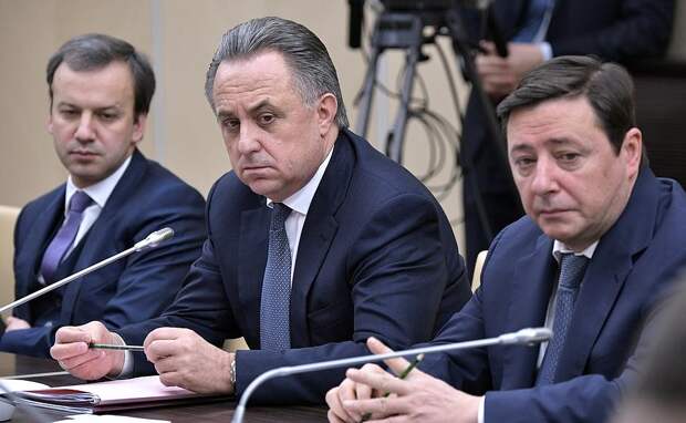 На совещании с членами Правительства. Слева направо: вице-премьеры Аркадий Дворкович, Виталий Мутко и Александр Хлопонин.