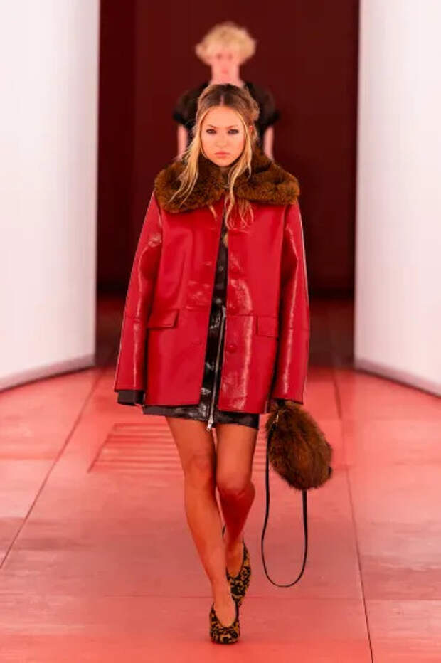 Лила Мосс на показе H&M осень-зима — 2025