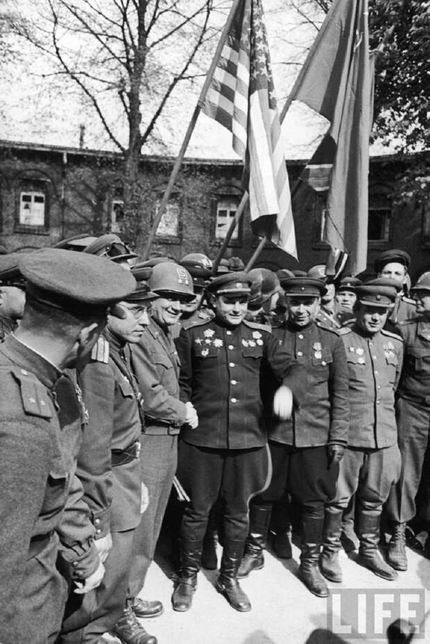 Встреча на Эльбе, советский генерал-майор В.В. Русаков и командир американской армии Эмиль Райнхард.jpg
