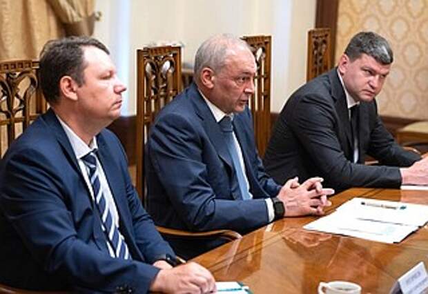 Заместитель Руководителя Администрации Президента Магомедсалам Магомедов (в центре) на рабочей встрече с Верховным комиссаром по делам нацменьшинств ОБСЕ Кайратом Абдрахмановым.