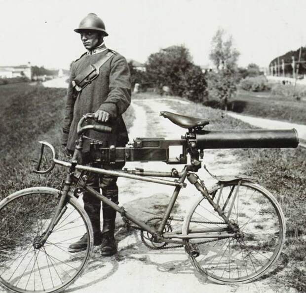 Боевой велосипедист времен Второй мировой.