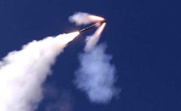 На фото: удар ракетой "Оникс" берегового ракетного комплекса (БРК) "Бастион"
