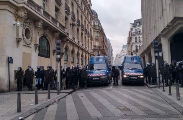 Полицейские задержали 12 участников протестов в Париже