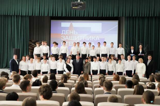 В Туле глава администрации поздравил школьников с Днем защитника Отечества