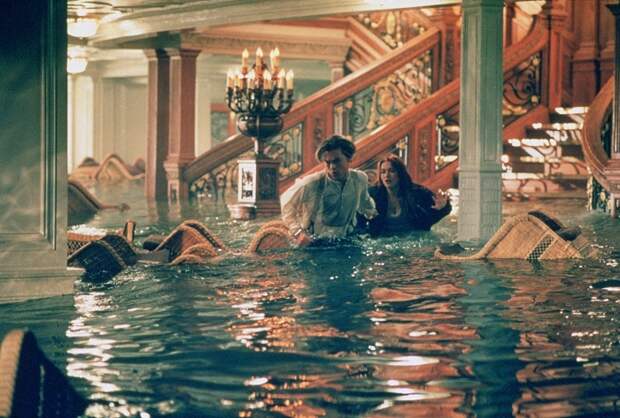 Кадр из к/ф «Титаник» (1997). Сцена затопления. | Фото: startfilm.ru.