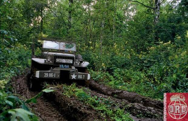 Эта колея как минимум от «Урала»... Да, Dodge то и дело оставлял за собой борозды от редукторов мостов, но, во-первых, они (борозды) были не слишком глубокими, а во-вторых, автомобиль при этом ухитрялся буквально не замечать тяжелых внедорожных условий. Он просто выполнял привычную работу...