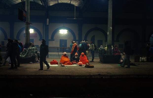 Индийский вокзал ночью