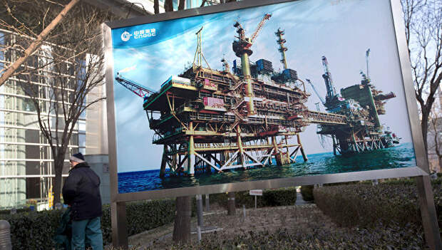 Баннер с изображением китайской нефтяной платформы компании CNOOC в Пекине. Архивное фото Баннер с изображением китайской нефтяной платформы компании CNOOC в Пекине. Архивное фото