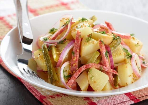салат с солеными огурцами и копченой колбасой