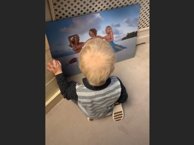 Собчак показала сыну свое фото с голой грудью
