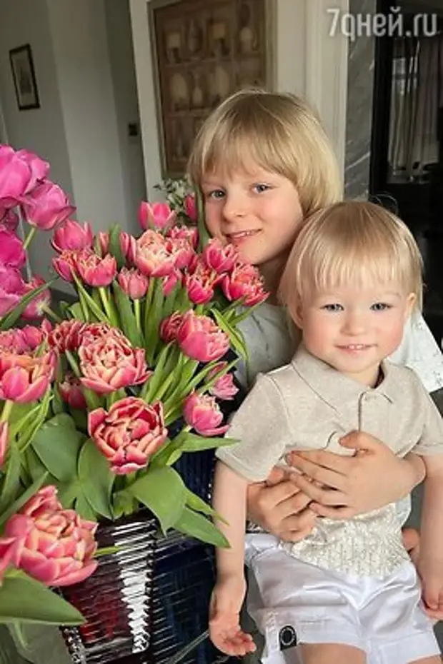 Младший сын Яны Рудковской и Евгения Плющенко стал копией мамы