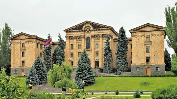 Зданием армянского парламента в Ереване - РИА Новости, 1920, 29.09.2020
