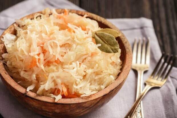 Салат с квашеной капустой. \ Фото: bon-appetit.mozello.com. Салат с квашеной капустой. \ Фото: bon-appetit.mozello.com.