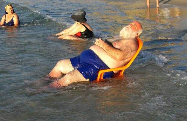 бородатый дед на пляже