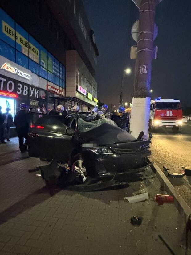 В Твери молодой водитель врезался в столб и попал в реанимацию