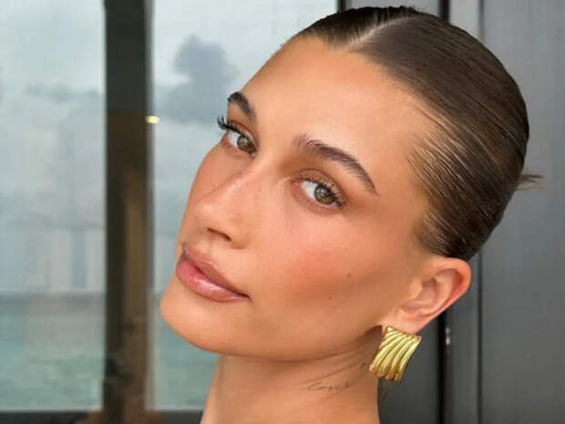 Жена Джастина Бибера снялась голой на кровати