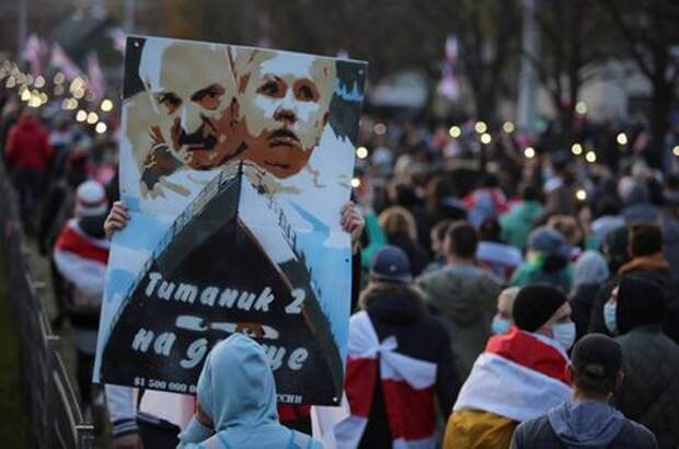 People attend an opposition rally to reject the Belarusian presidential election results in Minsk, Belarus October 25, 2020. REUTERS/Stringer