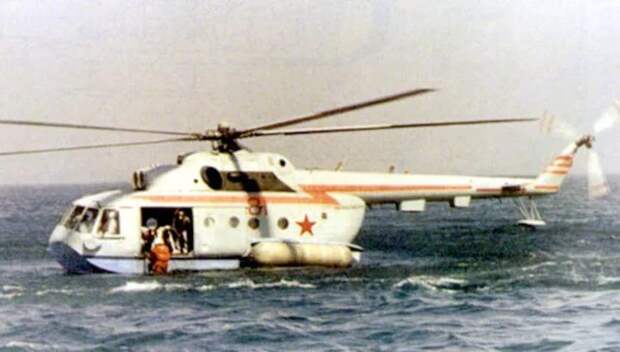 Ми-14ПС на воде с надутыми баллонетами