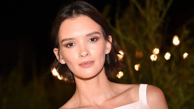 Актриса Паулина Андреева снялась в прозрачном платье из перьев