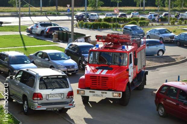 Пожарным и скорой могут разрешить "таранить" машины во дворах   пожарные, страховка, таран
