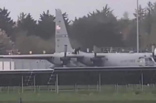 В ирландском аэропорту мужчина повредил фюзеляж военного самолета США