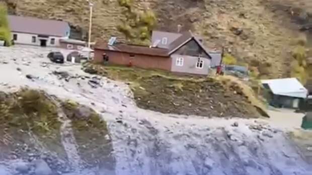 Сель сошел на туристическом маршруте в горах Кабардино-Балкарии — видео