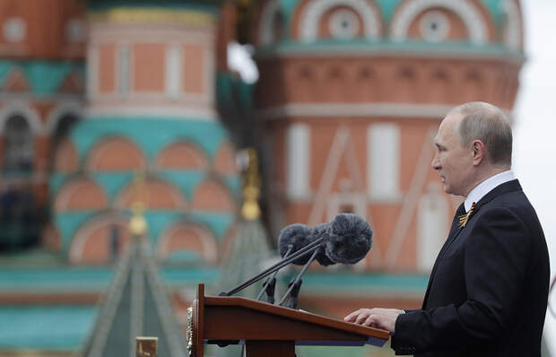 Президент России Владимир Путин выступает на Красной площади во время военного парада