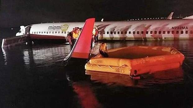 Boeing 737 упал в реку
