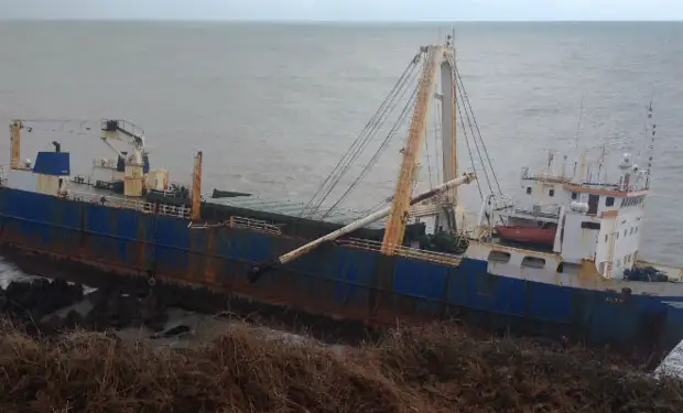 «Корабль-призрак» прибило к берегу Ирландии: судно больше года плавало в океане само по себе