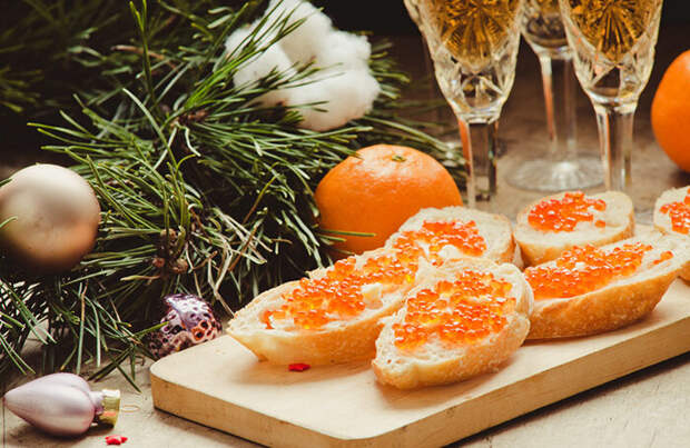 Исследование: россияне стали покупать меньше игристых вин, мандаринов и красной икры к новогоднему столу