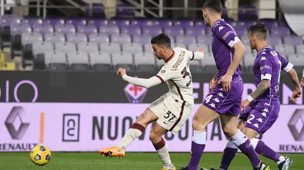 «Фиорентина» с Кокориным пропустила на последних минутах и проиграла «Роме» в Серии А