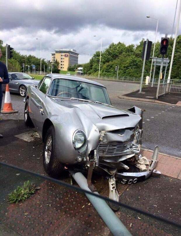 Неумелый водитель и Aston Martin за $1,5 миллиона Неумелый водитель и Aston Martin за $1,5 миллиона