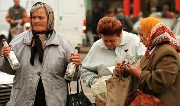 9. Бабушки продают очень дешевую водку. Москва, 1998 год 9. Бабушки продают очень дешевую водку. Москва, 1998 год