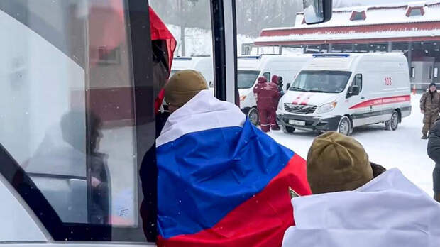 Освобожденных из плена ВСУ российских бойцов доставили в Подмосковье