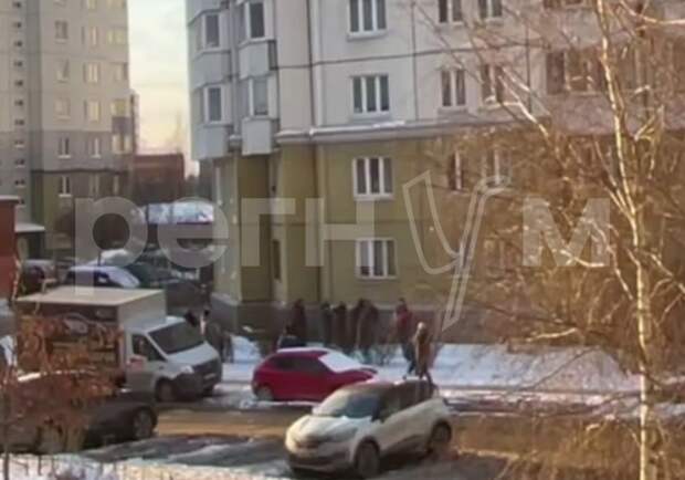 Момент падения мальчика с 10-го этажа в Петербурге попал на видео