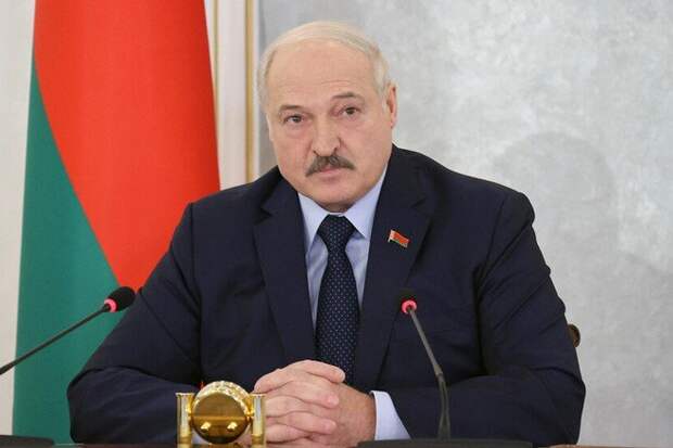 Лукашенко потребовал «не напрягать людей» при вакцинации от коронавируса