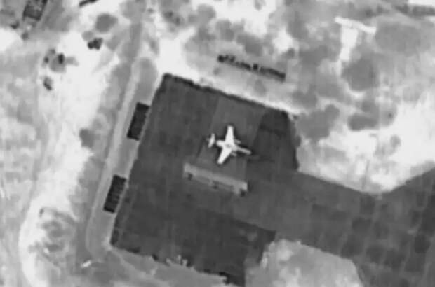 Минобороны показало кадры поражения украинского штурмовика Су-25 дроном-камикадзе «Ланцет» на аэродроме Долгинцево