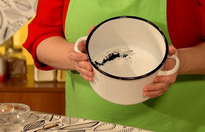 Простой и копеечный способ очистки эмалированной посуды