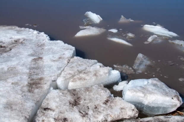 На Урале трое детей провалились под лед на пруду, один из них погиб