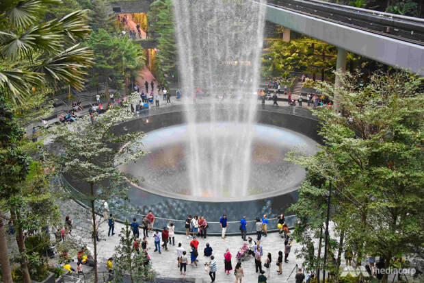 Уникальное сооружение Jewel Changi Airport в лучшем аэропорту