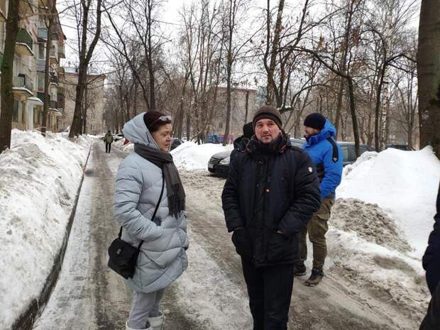 Глава управы Бабушкинского района Сергей Аганеев на обходе. Фото предоставлено управой Бабушкинского района