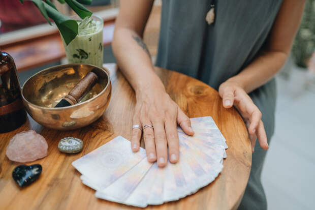 Россиян с деньгами попросили не слушать астрологов и гадалок