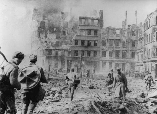 Советские солдаты штурмуют Кёнигсберг
