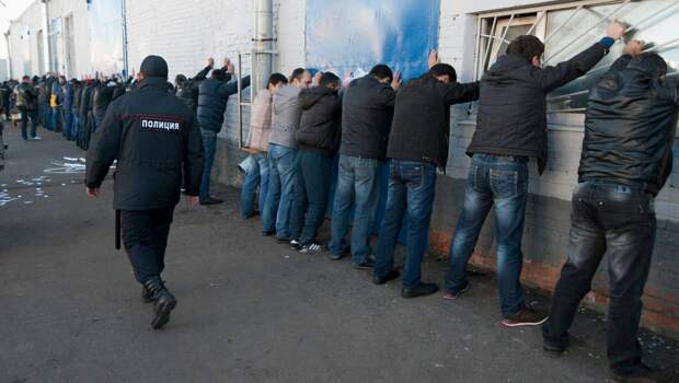 Аксёнов призвал дать бой мигрантским группировкам всей силой государственной власти