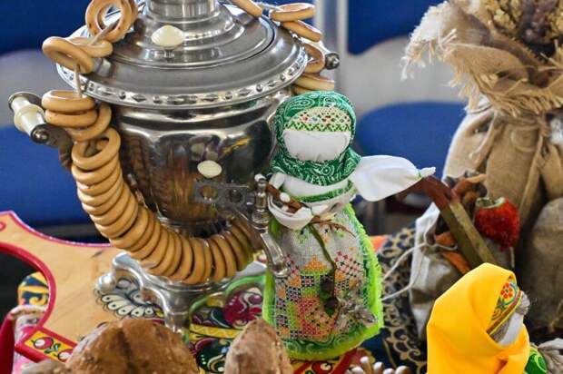 На Дубнинской и Лениградке научат делать масленичных кукол